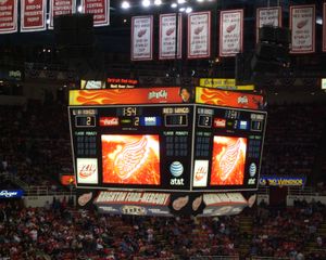 2007년 3월 9일, 디트로이트 레드윙스와 로스앤젤레스 킹스의 경기 중 조 루이스 아레나의 전광판