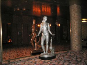 조각가 로버트 로렌트의 "거위 소녀"