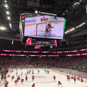 2017년 뉴저지 데블스 정규 시즌 첫 경기에 앞서 설치된 새로운 전광판