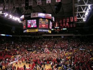 2005년 2월 12일, 메릴랜드 대학교가 연장전에서 7위 듀크를 꺾은 후 팬들이 코트로 몰려들었다.