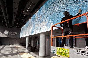 화가 호세 팔라가 바클레이스 센터에서 벽화 '브루클린의 일기'를 작업하고 있다