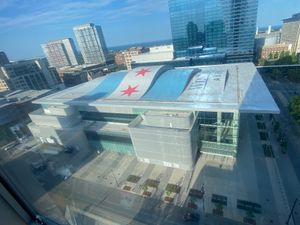 인근 건물에서 본 아레나와 독특한 지붕