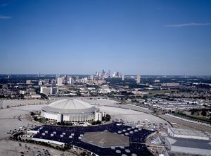 캐롤 M. 하이스미스의 1999년경 애스트로돔 지역 항공 사진. 둥근 애스트로돔이 눈에 띄고, 바로 남쪽에 세잎 클로버 모양의 애스트로홀이 있으며, 애스트로아레나는 애스트로홀 바로 동쪽에 위치해 있다.