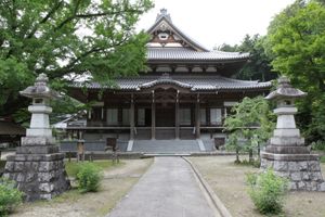 가사마 군의 사이넨지(西念寺). 신란의 이나바 암자에서 출발한 사찰로 이나바 고보(稲田御坊)라고도 불렸다. 사찰 전승에 따르면 신란의 아내 에신니가 신란이 교토로 갈 때 함께 가지 않고 이곳에 남아 머물렀으며 분에이(文永) 9년(1272년)에 이 땅에서 사망하였다고 전한다.