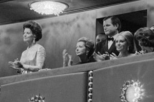 로즈 케네디와 테드 케네디가 1971년 9월 8일 센터 개관 갈라 행사 중 대통령석에 앉아있다