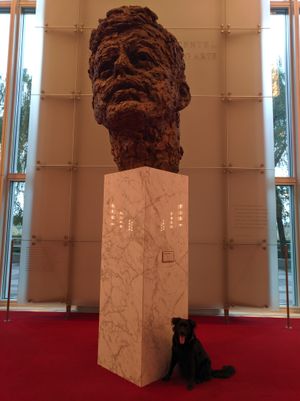 로버트 버크스의 존 F. 케네디 흉상, 케네디 센터 오페라 하우스 입구 맞은편에 위치