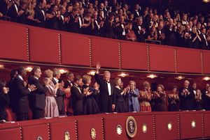 2000년 12월 케네디 센터 명예상 시상식에 참석한 빌 클린턴 대통령과 힐러리 클린턴 영부인