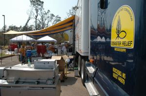 미시시피주 디이버빌에서 2005년 9월 12일, 남침례교 재해 구호 자원봉사자들이 음식을 준비하고 있다