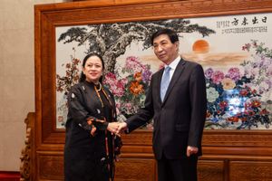 왕후닝과 인도네시아 국회의장 푸안 마하라니 (2024년 5월 28일)