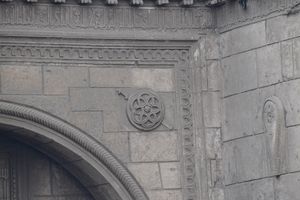 알리의 칼과 방패가 새겨진 바브 알-나스르, 카이로