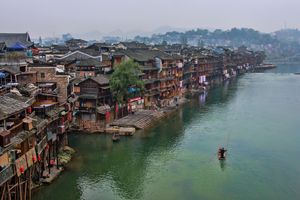 붉은 다리에서 바라본 펑황 고대 도시