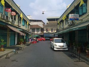 라타나코신 섬의 삼 프라엥 내 프라엥 푸톤의 양쪽에 있는 중국-포르투갈 건축 양식의 상점