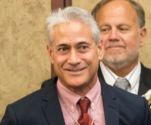 2016년 라이언 화이트 케어 법 통과 25주년 기념 행사에서 루가니스. 이 법은 HIV/AIDS 감염 개인 및 가족의 의료 서비스 질과 접근성을 향상시켰다.