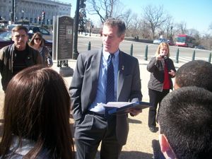 브라운이 유권자들에게 연설하고 있다