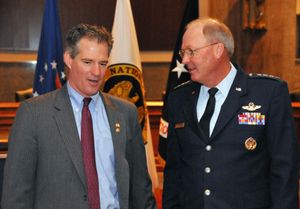 2011년 상원 국민 방위군 간담회에서 크레이그 R. 매킨리 장군과 대화하는 브라운 상원의원