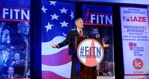 2016년 뉴햄프셔 공화당이 주최한 First in the Nation(FITN) 타운 홀에서 연설하는 스콧 브라운