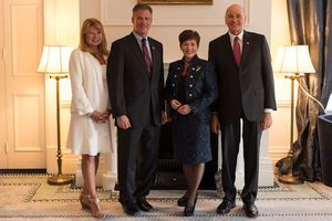 브라운과 그의 아내가 총독 패치 레디와 그녀의 남편과 함께 있다.