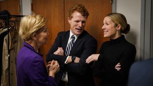 엘리자베스 워런(왼쪽)과 케네디(가운데), 그의 아내 로렌이 2019년에 대화하는 모습