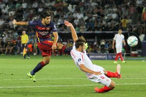 수아레스가 세비야를 상대로 2015년 UEFA 슈퍼컵에서 득점하고 있다.