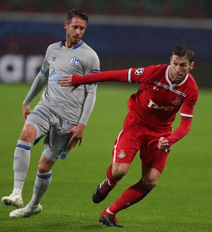 크리호비아크(오른쪽)가 2018년 로코모티프 모스크바와 샬케 04의 경기에서 마르크 우트의 수비를 받고 있다.