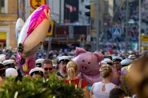 바푸(Vappu) 축제를 즐기는 사람들