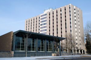 와샤키 다이닝 센터와 매킨타이어 홀