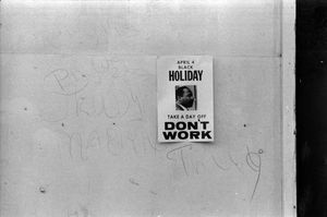 마틴 루터 킹 주니어 암살을 기리는 기념일을 홍보하는 1969년의 표지판