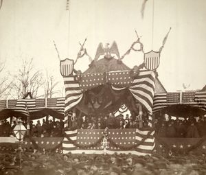 펜실베이니아 가에서 열린 취임 퍼레이드가 1881년 3월 백악관 앞에서 대통령 검열대 앞을 지나가고 있다.