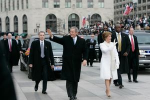 2005년 1월 20일 취임일: 조지 W. 부시 대통령과 영부인 로라 부시가 국회의사당에서 펜실베이니아 가를 따라 백악관까지 취임 퍼레이드를 이끌었다.