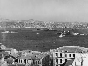 미주리(중앙)와 TCG 야부즈(오른쪽) 1946년 4월, 보스포루스 해협에 정박