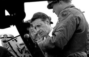 1983년 4월 22일, 워싱턴 포트 루이스에서 새로운 장비를 검사하는 캐스퍼 와인버거