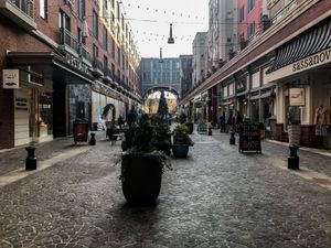 베세즈다 로우의 자갈길 보행자 도로