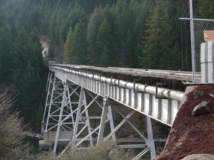 캘리포니아 레이크 브리튼을 가로지르는 화물 열차 추적 장면에 사용된 맥클라우드 철도 다리. (2012년)