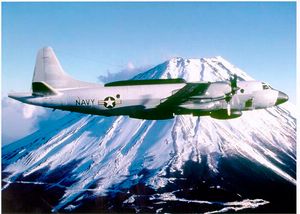 후지산을 지나 비행하는 록히드 EP-3E