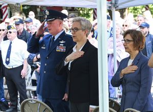2023년 비버턴에서 열린 현충일 기념식에서 코텍과 수잔 보니치 하원의원