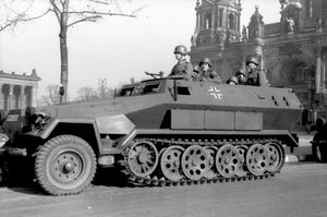 독일 Schützenpanzer Sd.Kfz. 251 반궤도차. 1942년 베를린에서 촬영한 사진