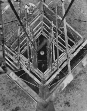 찰스 린드버그가 1935년 9월 23일 뉴멕시코주 로스웰에서 발사탑 위에서 내려다보며 찍은 로버트 H. 고다드의 로켓 사진