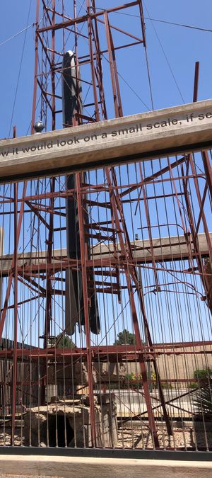 로켓 엔진 아래에 화염 편향 장치(blast deflector)가 있는 고다드 박사의 최초 발사대