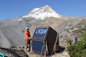 후드산에 설치된 새로운 지진/GPS 관측소(LSON)