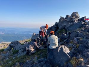 후드산 BRSP 관측소에 GPS 마스트 설치