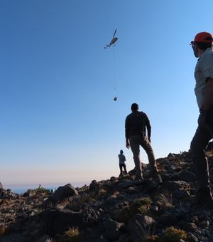 헬리콥터가 후드산 BRSP 관측소에 장비를 전달