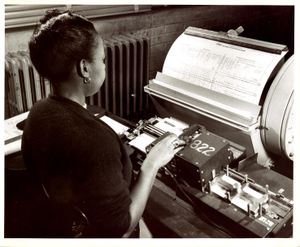 인구 조사의 데이터를 담은 천공 카드를 만드는 사무원