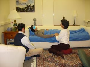 존스 홉킨스 연구진은 실로시빈 경험 연구에서 평화로운 음악과 편안한 방을 사용하여 분위기를 조성하고, 숙련된 안내자들이 자원봉사자들을 모니터링하고 안심시킨다.