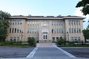 레이 B. 웨스트 빌딩에는 인문사회대학의 영문학과가 있다.