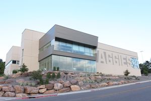 유타 주립 대학교 여자 배구 팀이 웨인 에스테스 센터에서 경기를 치른다.