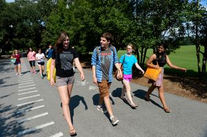 미국 대학교 학생들이 야외 수업을 하며 걸으면서 주제에 대해 토론한다.