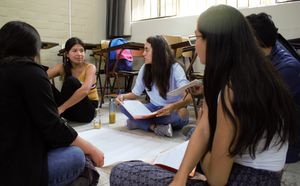 페루 학생들이 농업 문제에 대해 토론