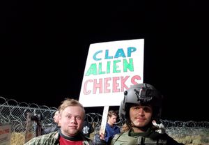 2019년 Area 51 습격 당시, 시위자와 UFO 음모론자들이 51구역의 뒷문에 모여 있다.