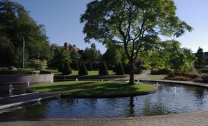 유니버시티 파크 캠퍼스의 밀레니엄 가든, 2011년 세계 대학의 Greenmetric에서 세계에서 가장 친환경적인 대학 캠퍼스로 선정.