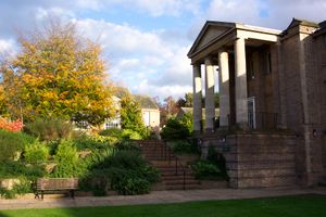 코벤함 도서관, 링컨 홀. 이 대학의 기숙사는 전통적인 칼리지 시스템에 따라 설립되었다.